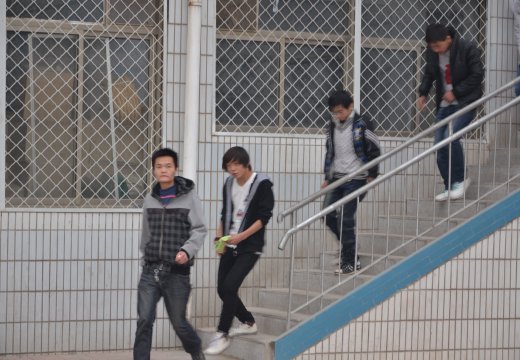 警报拉响，学生们纷纷逃出“火场”