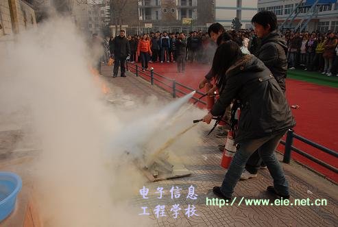 在教师的指导下，学生成功将火扑灭