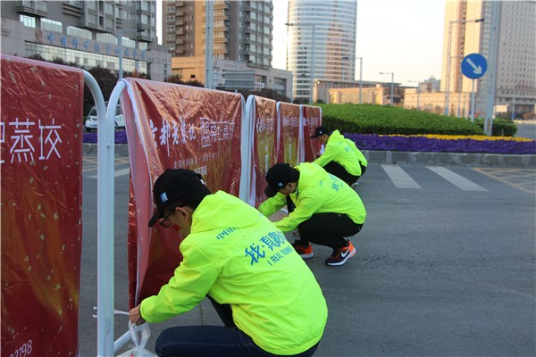 2 搬设广告牌、警戒线搭建赛道隔离带.jpg