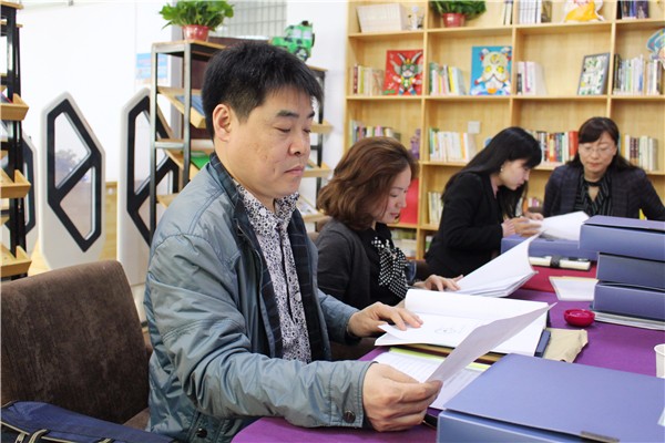 3督导组查阅校方师德师风建设资料留存情况.JPG