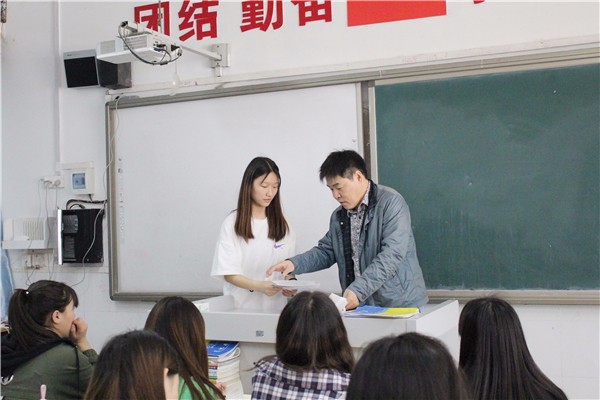 5督导组工作人员张帆进班做调查问卷.JPG