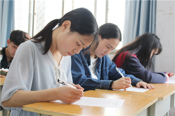 6学生认真填写调查问卷.JPG