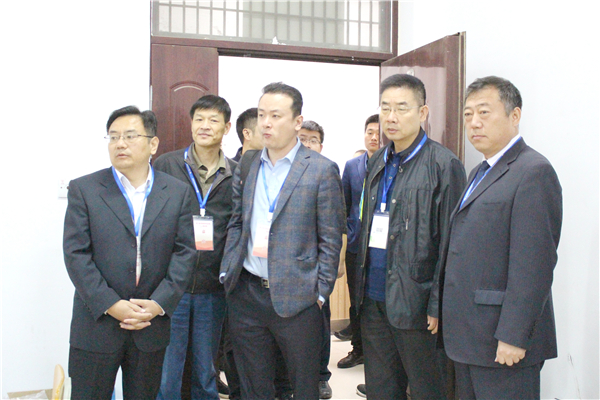 8与会领导巡视通信控制系统安装与维护赛项赛场.jpg