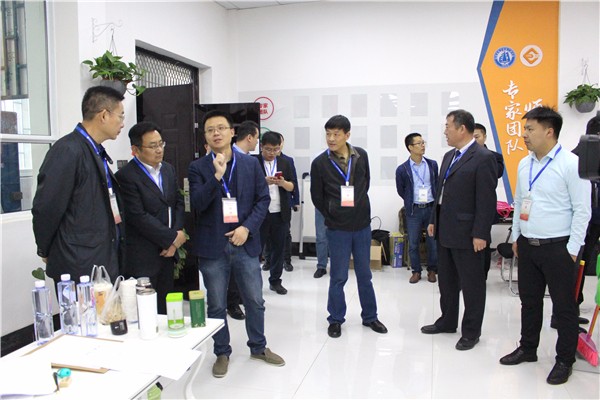 10 与会领导巡视智能机器人技术应用赛项赛场.jpg