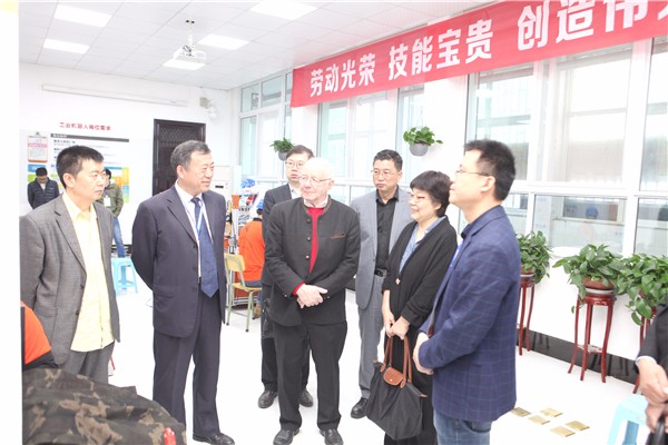 11德国哈尔博格学院代表参观智能机器人技术应用赛项赛场.jpg