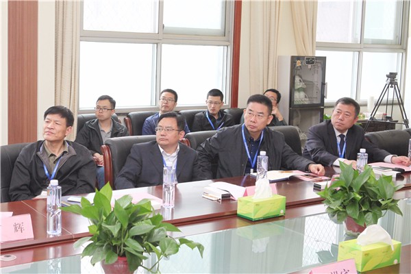 20与会领导认真聆听企业代表发言.jpg