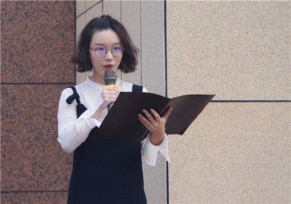 2教师代表黄译元发言.jpg