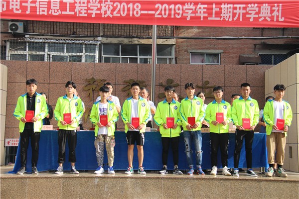 10-2 优秀学生干部、优秀班干代表领奖.JPG