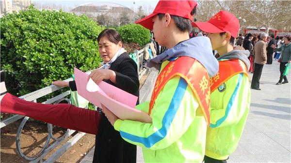 向市民传达节约用水习惯.JPG