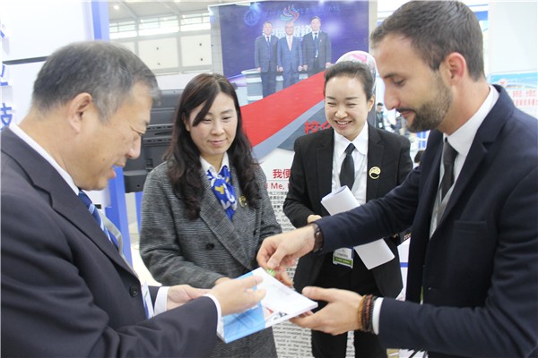 5李京辉校长与法国展团的IFT学员菲利普院长互换?；?jpg