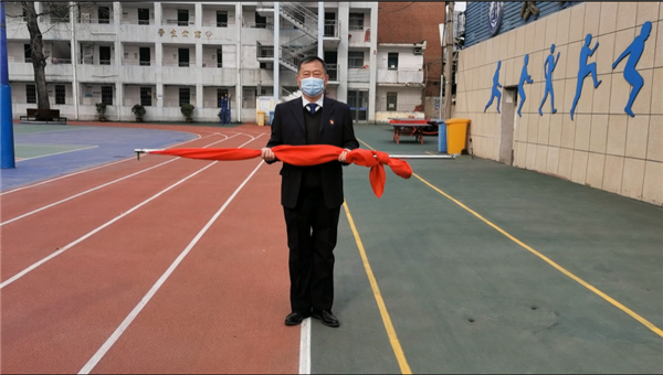 3李京辉校长手捧国旗、伫立会场.png